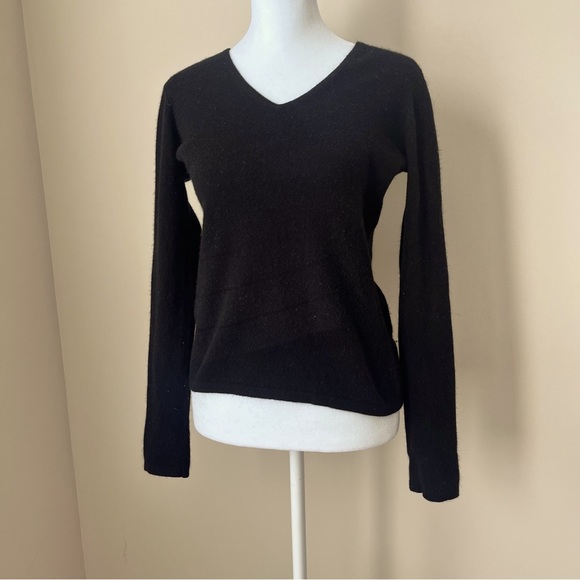 Wendy B. Pullover Cashmere V-Neck Sweater. Women’s XS. Black. - Picture 3 of 8